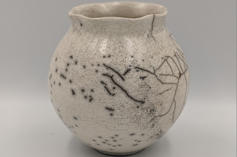 Round vase in white glaze with black crackle
